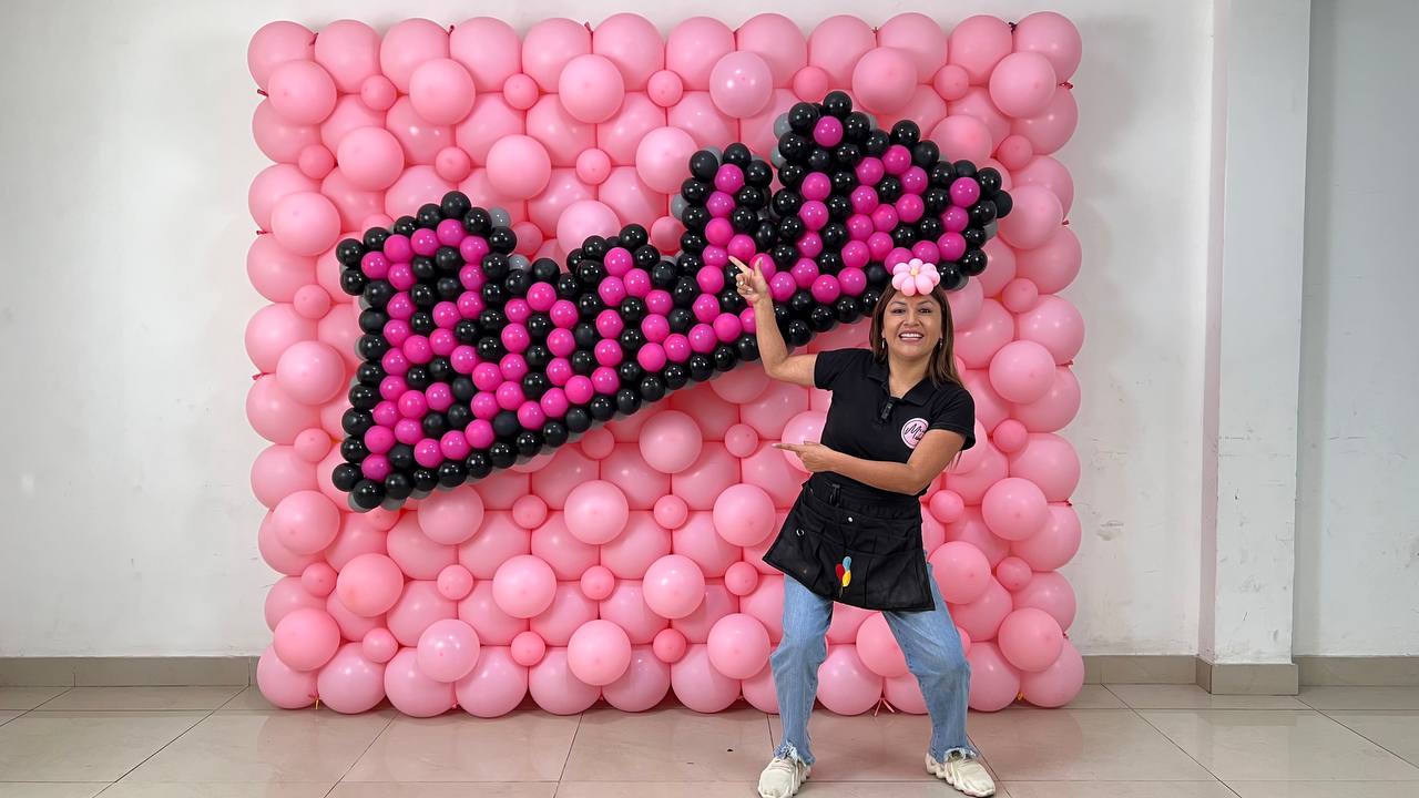 Palabra Barbie hecha con globos