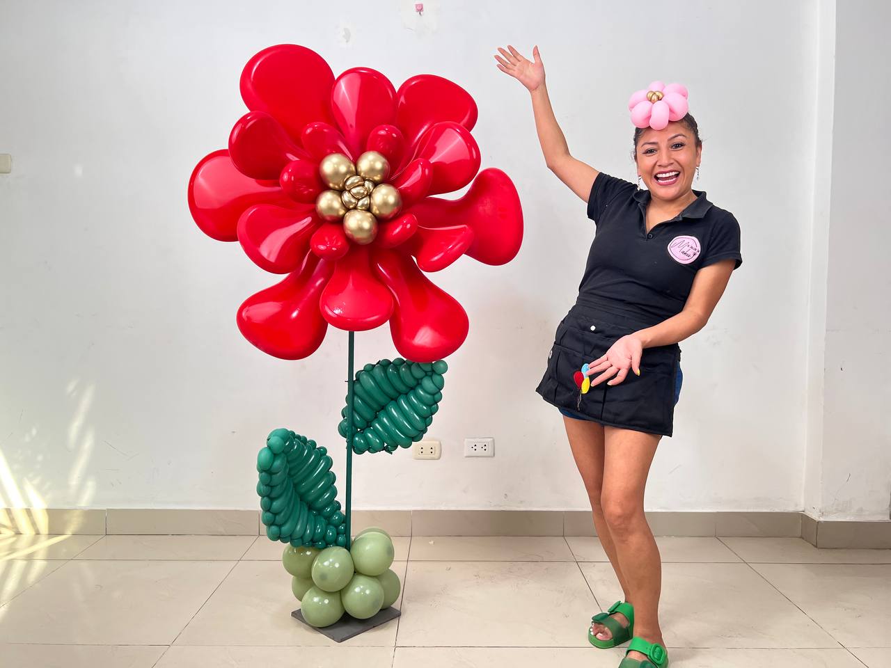Maku junto a una flor gigante hecha con globos