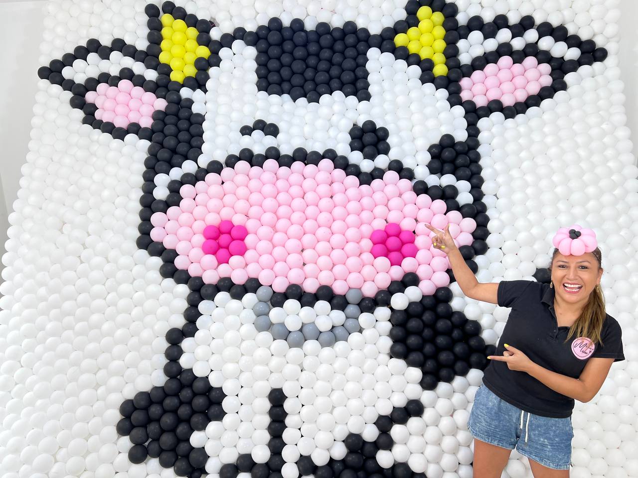 Mural de la vaquita con globos